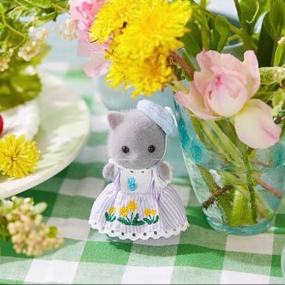 Calico Critters Strawberry and Dandelion Embroidery Limited Edition Gift Set - Picture 8 of 11
